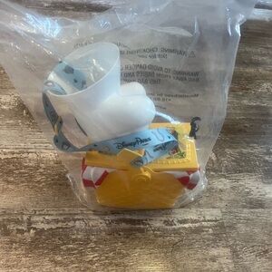 Disneyland ToonTown Mickey Mouse Hand Picnic Basket